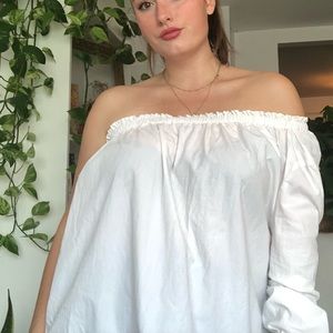Blouse asymétrique blanche.